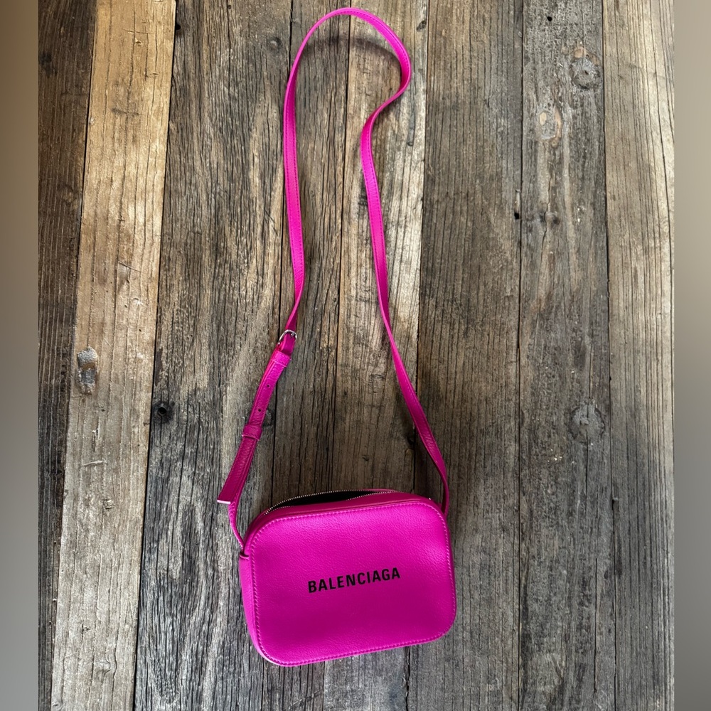 BALENCIAGA LEATHER CAMERA BAG. NEW WITHOUT TAGS! 🩷